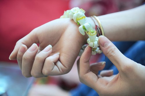Hoa bưởi còn có thể làm thành vòng tay cho người thiếu nữ. Photo: vnExpress.net