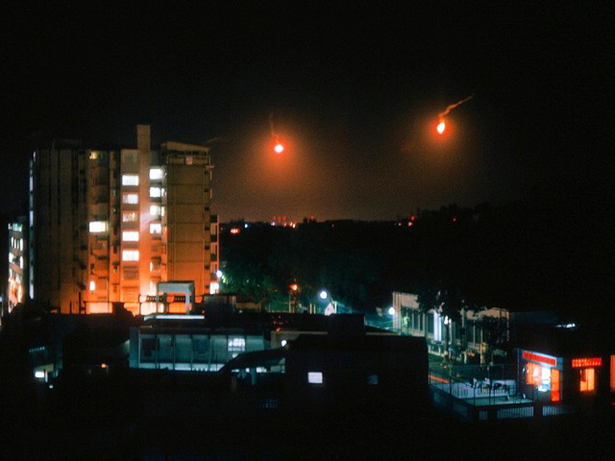 Saigon 1967 - Tòa nhà cao bên trái là trụ sở USAID trên đường Lê Văn Duyệt Saigon 1967 - 2 flares hanging over the city near my hotel. The tall building at the left is the USAID headquarters.