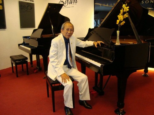 Nhạc sĩ Nguyễn Ánh 9 bên cây đàn dương cầm. Ảnh: ngaynay.vn