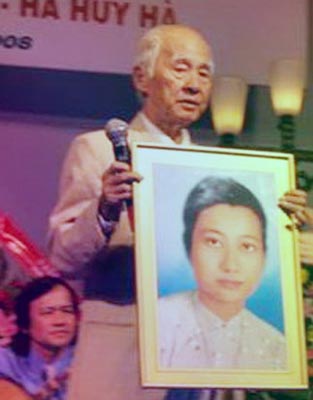 Nhà thơ Kiên Giang công bố ảnh người yêu xóm đạo. Ảnh: cand.com.vn