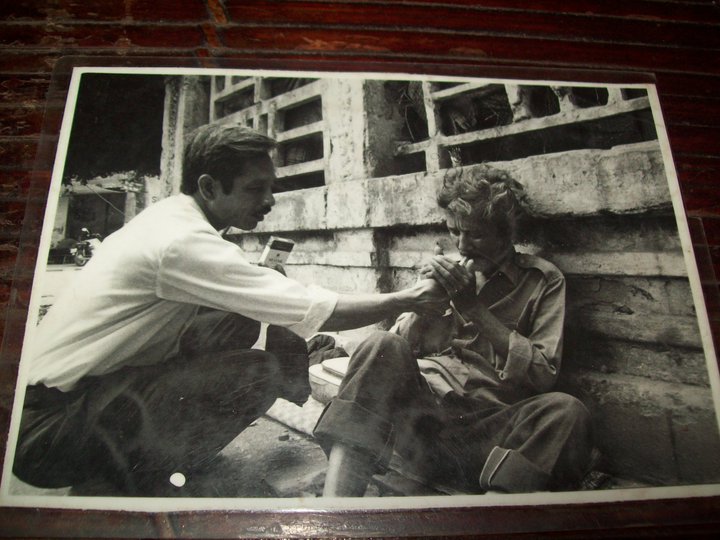 Anh Lộc châm thuốc cho anh Toán "xổm" trước khi anh Toán mất. ảnh Nguyễn Đình Toán