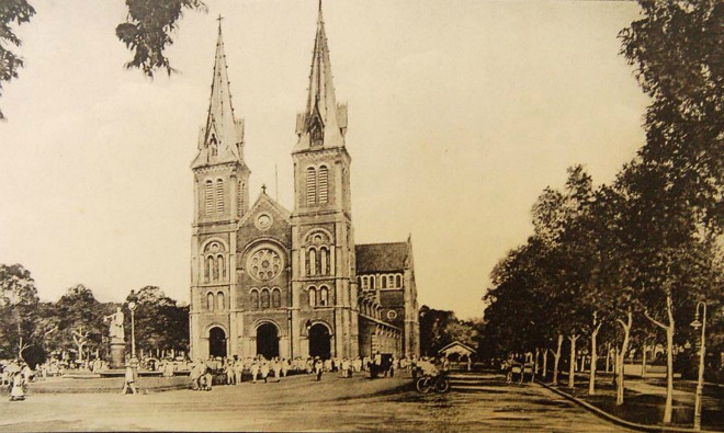 Nhà thờ Đức Bà năm 1922, tọa lạc giữa quảng trường rộng lớn, rợp bóng cây, là nơi diễn ra những hoạt động lớn như diễu binh, mít tinh thời bấy giờ. Ảnh: L' Indochine Coloniale Sommaire.