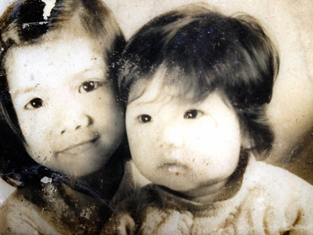 Phan Huyền Thư và em trai Phan Lạc Cao Nguyên (đã mất) chụp năm 1980. Ảnh: Phan Huyền Thư.