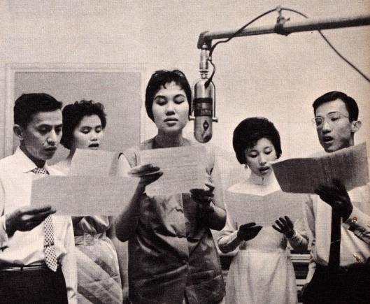 Từ trái sang: nhạc sĩ Nhật Bằng, ca sĩ Kim Tước , Thái Thanh, Mai Hương và ca sĩ Nhật Trường. Ảnh: https://casithaithanh.wordpress.com/2016/11/08/mai-thao/