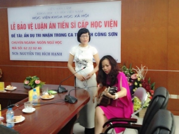 PGS.TS Trần Kim Phượng (tác giả bài viết, người chơi ghi-ta) và NCS Nguyễn Thị Bích Hạnh cùng hát nhạc Trịnh sau khi kết thúc buổi bảo vệ luận án TS của NCS tại Học viện KHXH năm 2014 về "Ẩn dụ tri nhận trong ca từ Trịnh Công Sơn" (người hướng dẫn là GS. Đỗ Việt Hùng, chủ tịch hội đồng là GS. Nguyễn Văn Hiệp - đều là những nhà khoa học mê nhạc Trịnh).