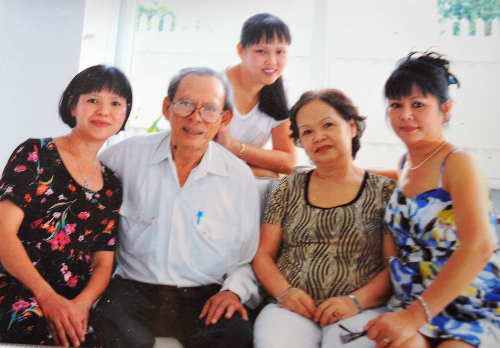 Nhạc sĩ Trương Hoàng Xuân (đeo kính) cùng vợ (thứ hai, từ phải qua) và ba con gái trong lần gặp mặt cách đây 3 năm.  Ảnh: vnExpress.net